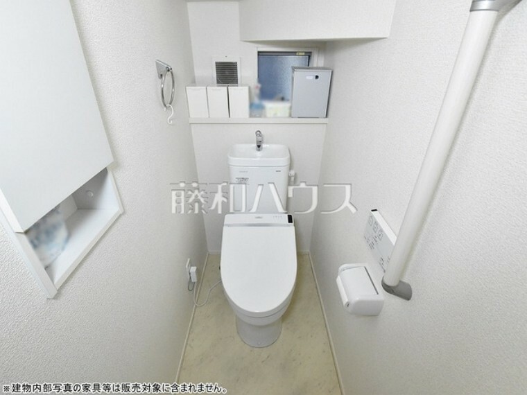 清潔な空間を保ちたいトイレはオフホワイトでまとめました。毎日使う場所だからこそお手入れも楽々にできる機能が搭載されております。　【日野市程久保3丁目】トイレ