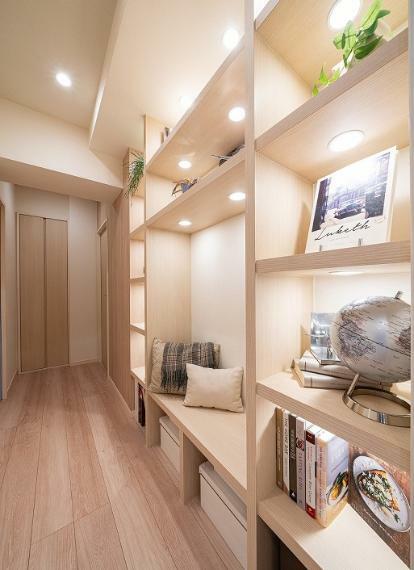 洋室へ続く廊下のニッチはお気に入りの雑貨置場や収納スペースに活用できます。