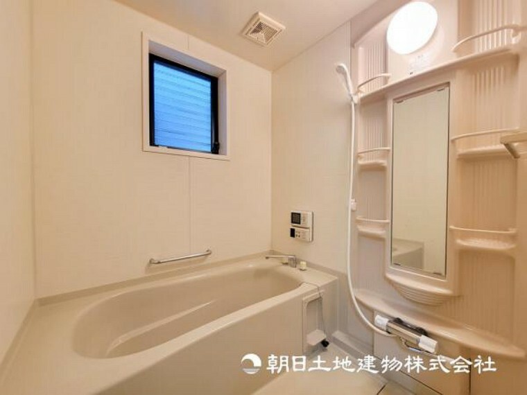 【浴室】窓のあるバスルームは明るく気持ちの良い空間です!!　換気環境も良好。掃除もスムーズに出来ます