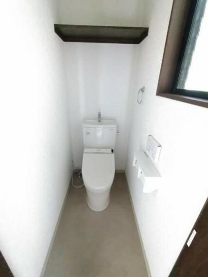 棚上収納もある機能的なトイレ！
