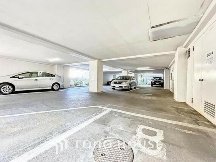 「敷地内駐車場」共用の駐車場です。きちんと整理されており、マナーと管理の良さが感じられます。空き状況等の詳細はお気軽にお問い合わせください。