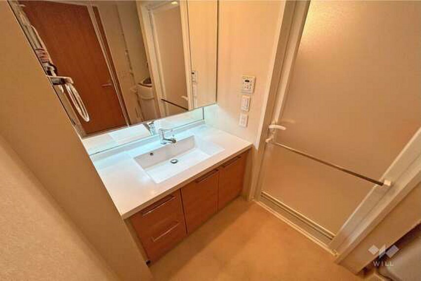 【洗面室】3面鏡・引き出しなど収納力がございます。水栓横にも収納がございますので生活感を隠すことができます。