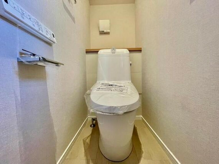 温水洗浄便座付きのトイレです。トイレは各階に設けられているため、来客時も気兼ねなく使用できます。