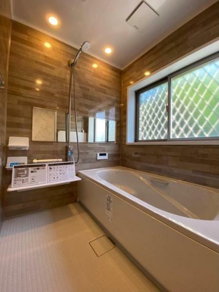 木目調でリラックスできる浴室。窓が大きいのもいいですね。