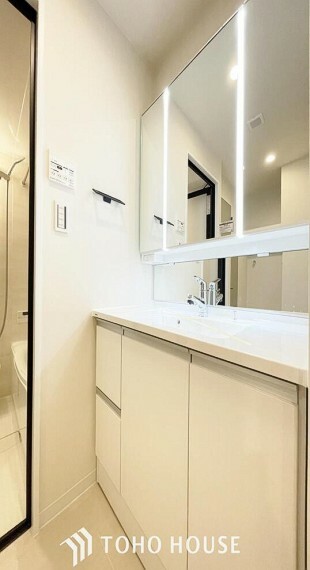 「リフォーム済み洗面台」身だしなみを整えやすい事はもちろんですが、鏡の後ろに収納スペースを設ける事により、散らかりやすい洗面スペースをすっきりさせる事が出来るのも嬉しいですね。
