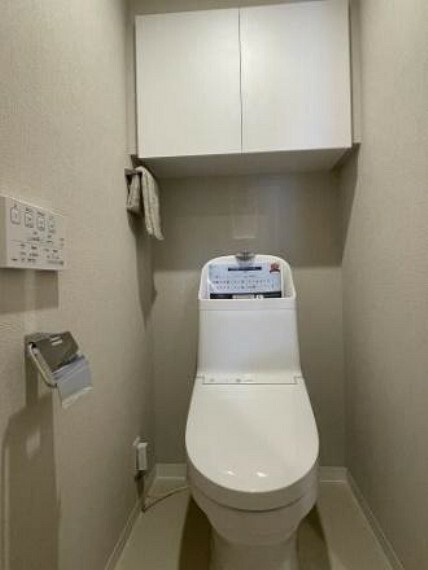 上部吊戸棚付き 温水洗浄便座一体型トイレ　クッションフロア貼替