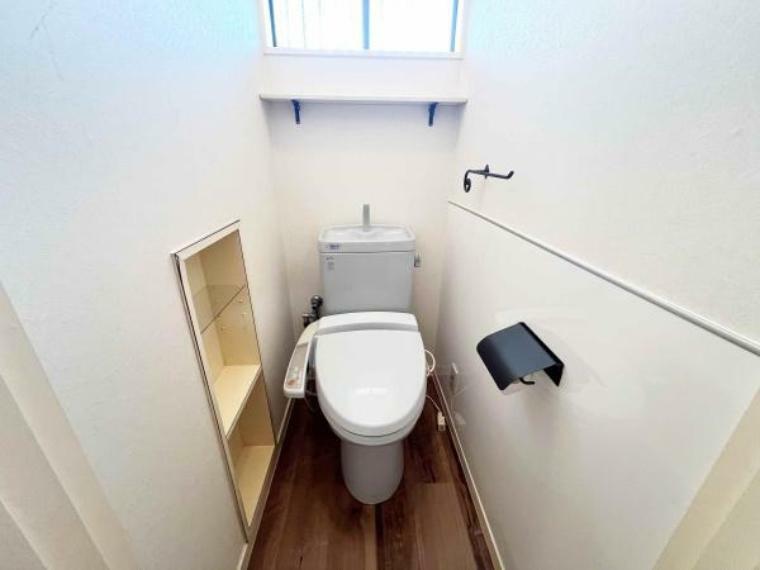 2階トイレにも収納棚がついています。トイレットペーパーや洗剤などを収納できるので便利ですね。
