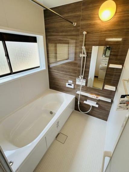 【リフォーム済】浴室はLIXIL製の新品のユニットバスに交換しました。床は水はけがよく汚れが付きにくい加工がされているのでお掃除ラクラクです。
