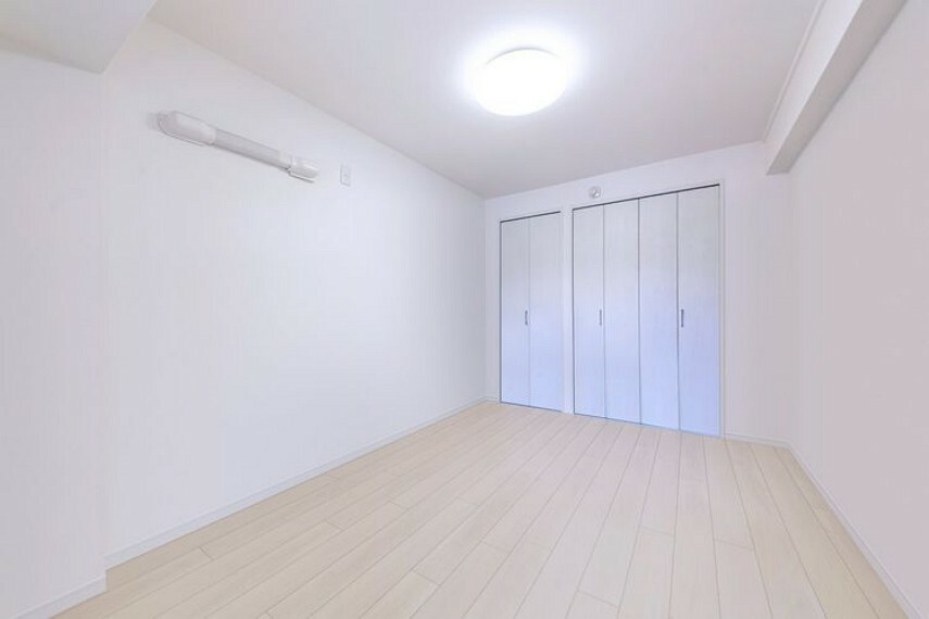 【洋室】LDKにつながる洋室は、室内をすっきりと保つための大切な収納スペースがあります。※画像はCGにより家具等の削除、床・壁紙等を加工した空室イメージです。