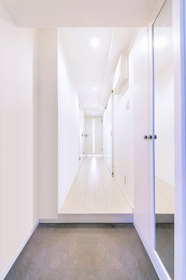 【玄関廊下】白を基調としたスタイリッシュな廊下。※画像はCGにより家具等の削除、床・壁紙等を加工した空室イメージです。
