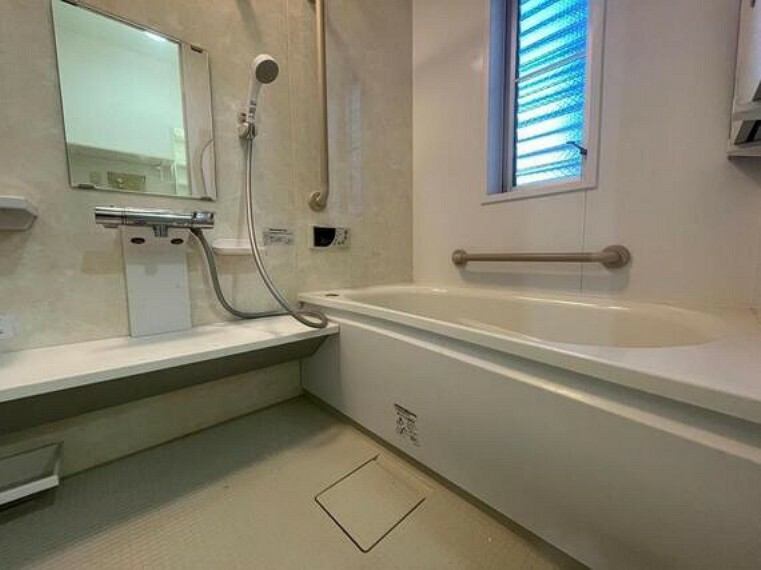 ゆったりとした気分で、湯船に浸かることができそうな浴室です。