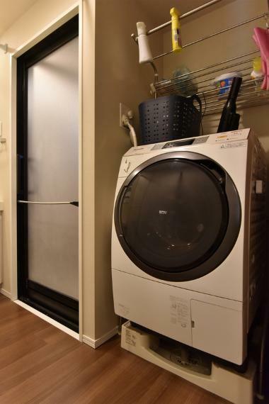 洗濯機置き場も確保されています。身支度とお洗濯が同時に可能で、朝の時間を有効的に使えます。