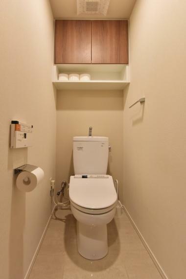 現代の必需品となったシャワートイレも完備。上部に棚があり、トイレ周りで使う物がスッキリ片付きます。