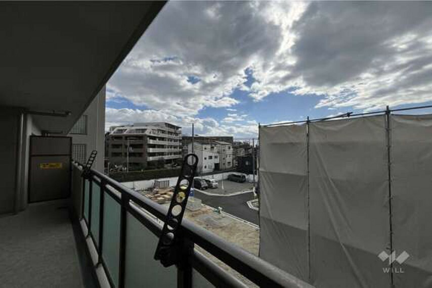 【バルコニーからの眺め】周辺はマンションが中心に立ち並ぶ街並みとなっております。