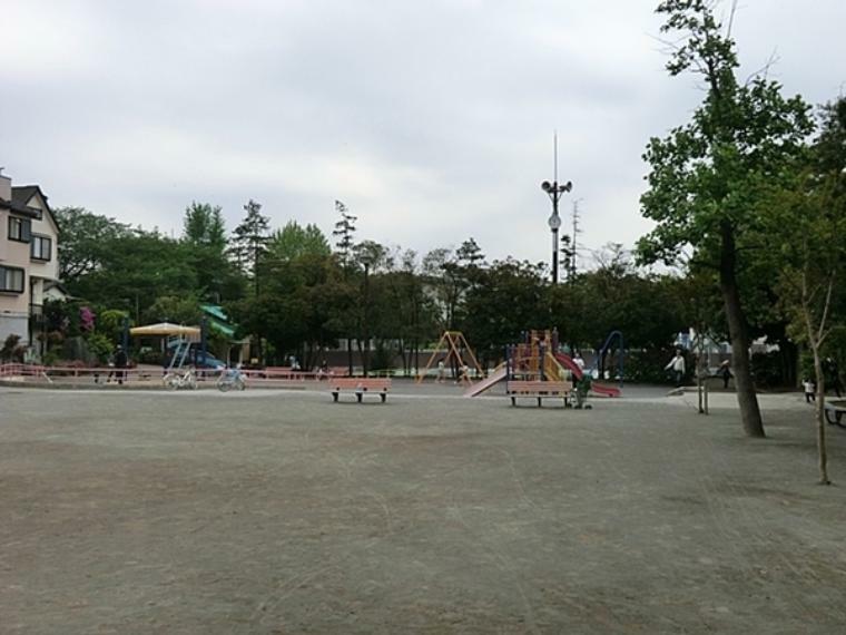 岸谷公園 園内には遊具のほか、子供用屋外プールがあり、季節の訪れとともに子どもたちで賑わう。緑に囲まれています。