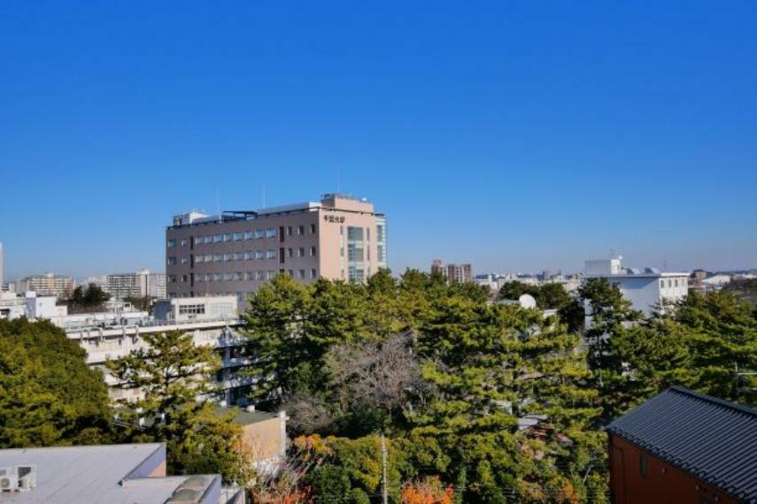 外廊下からの北東向き眺望（千葉大学キャンパス）　眺望は永続的に保証されるものではありません。