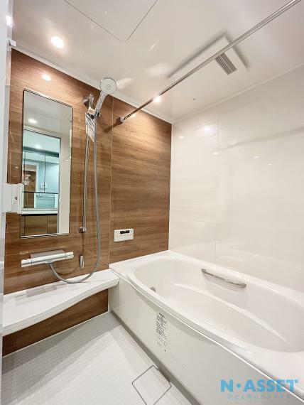 明るく清潔感のある浴室。足を伸ばして浴槽に浸かっていただける広さです。