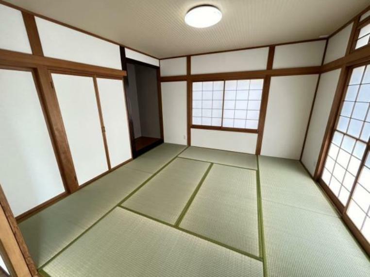 【リフォーム済】和室です。畳は表替え、ふすま障子は張り替えました。い草の香りに癒される、居心地の良いお部屋に仕上がります。