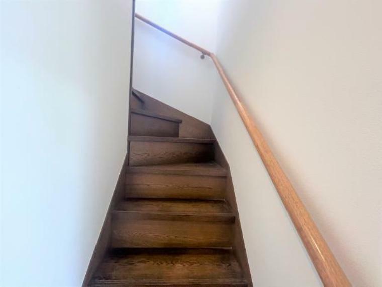 【リフォーム中】階段の写真です。階段には手すりが付いており、普段の上り下りも安心して出来ますね。