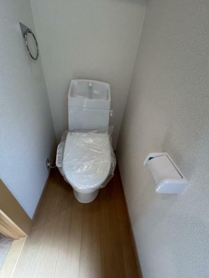 【リフォーム済】トイレは手洗い一体型のトイレに新品交換済みです。2階にもトイレが有ります。