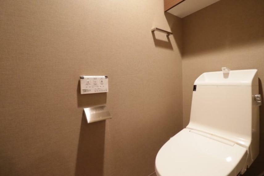 【トイレ】シンプルで使いやすいトイレです。収納は、便利な吊戸棚がございます。