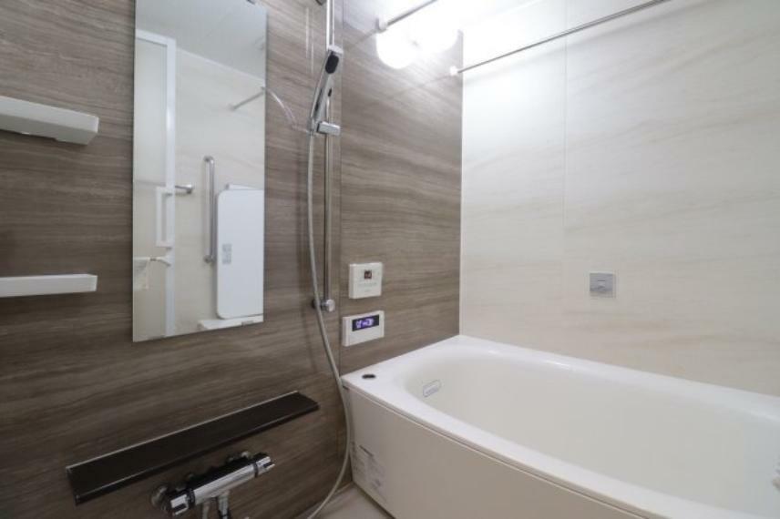 【浴室】ミスト機能付き浴室暖房乾燥やサーモバスであたたか！便利なくるりんポイ排水溝も！