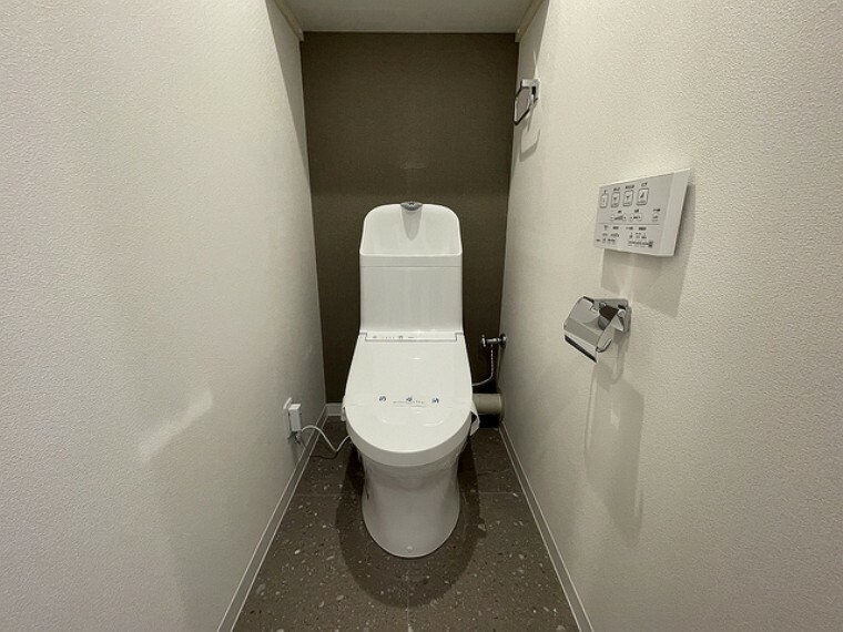新しくお住まいになる方のことを考えて、トイレも新品に交換しました。