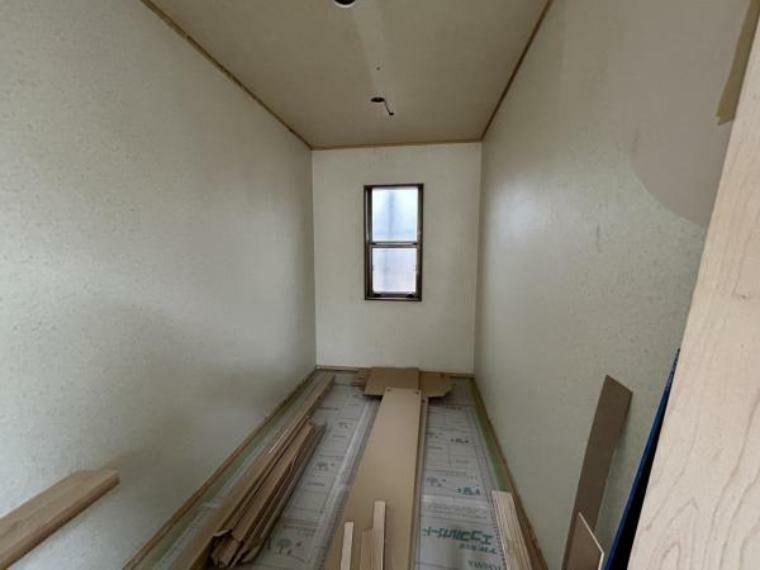 【リフォーム中写真4/26撮影】2階西側洋室の納戸はお部屋の一部となり広々と使用できるようにリフォームを行います。