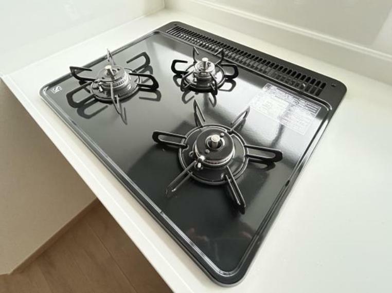 【コンロ】新品交換のキッチンは3口コンロで同時調理が可能。大きなお鍋を置いても困らない広さです。お手入れ簡単なコンロなのでうっかり吹きこぼしてもお掃除ラクラクです。