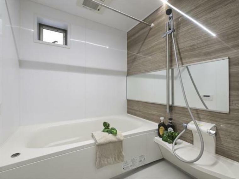 浴槽は跨ぎやすいよう配慮されており、シャワーヘッドの位置も変えられる、使い勝手の良い浴室です。（2024.3.28撮影）