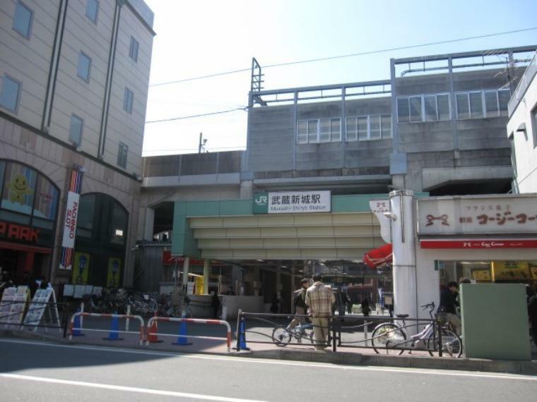 武蔵新城駅（●武蔵新城駅周辺には、スーパーやコンビニ、ドラッグストアなどが数多く展開されています。活気ある商店街もあり、毎日のお買い物には困りません●）