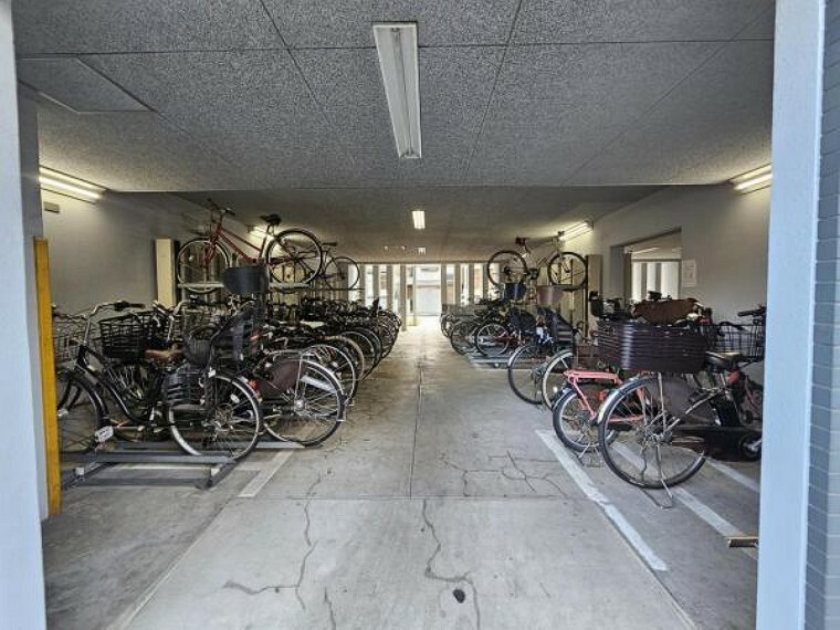 雨や風から守るために建物内に設けられた自転車置場