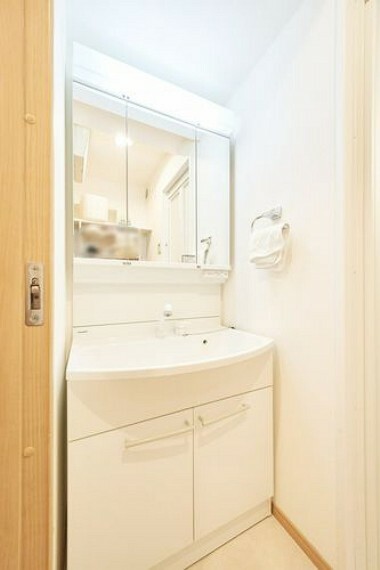 【洗面室】使いやすい三面鏡付の洗面台。収納力もありますので、日用品をストックするにもいいですね。