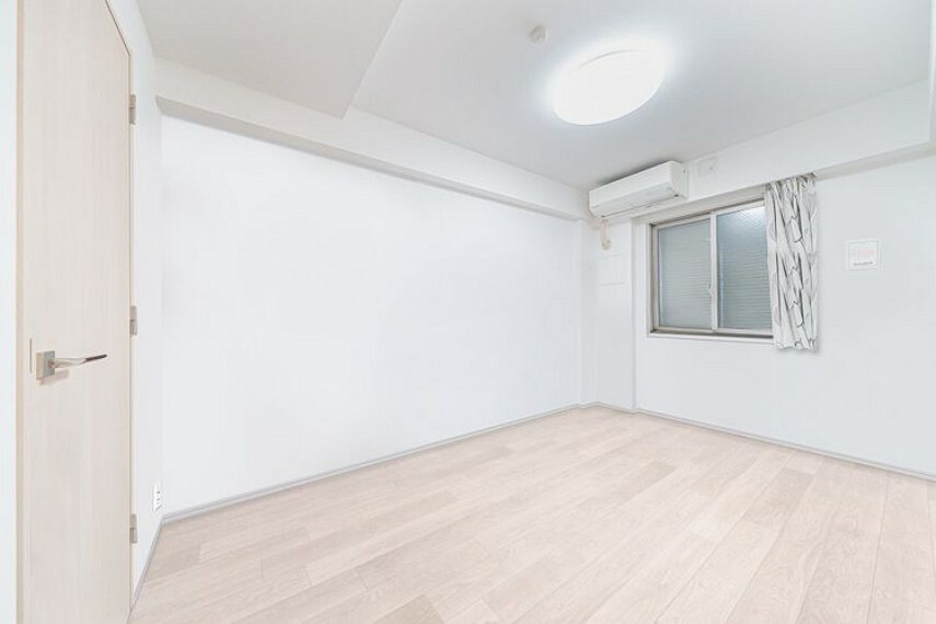 【洋室3】約6.5帖の洋室（3）。白い扉の向こうは広々ウォークイン・クローゼットです。※画像はCGにより家具等の削除、床・壁紙等を加工した空室イメージです。
