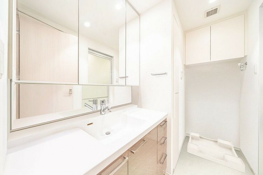 【洗面所】バスルームへのアプローチも白を基調としてお洒落で清潔です。※画像はCGにより家具等の削除、床・壁紙等を加工した空室イメージです。