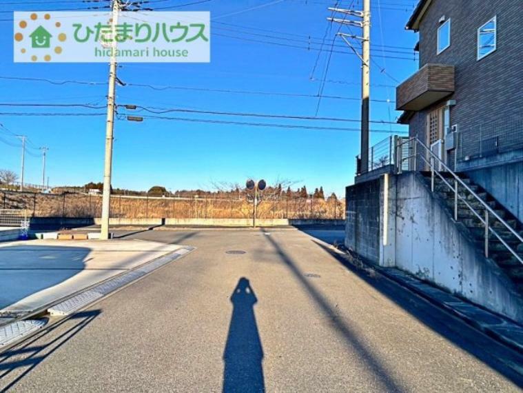 前面道路は車通り少ないので安心です 彡