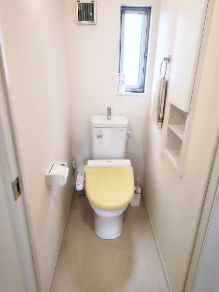 【2階トイレ】温水洗浄機付で快適なレストルーム