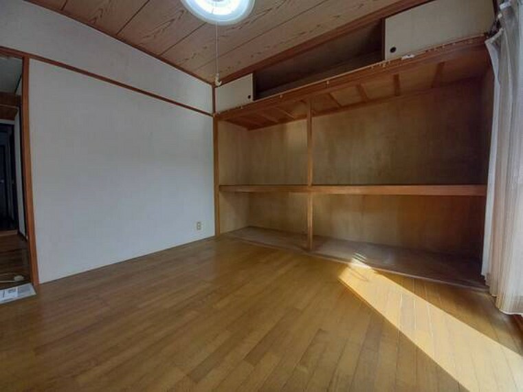 各室に収納を設けた間取りで、棚を置く必要がなく、生活空間をゆったりとお使いいただけます。
