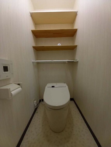 快適な温水洗浄便座付きのタンクレストイレです。スペースを広くお使いいただけます。
