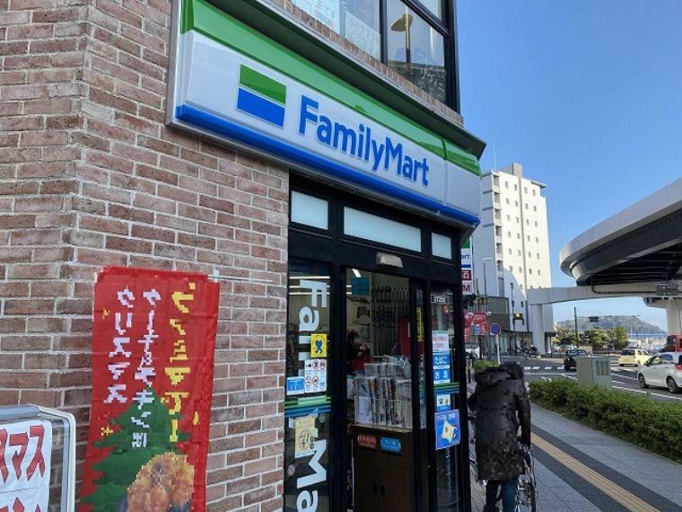 ファミリーマート金沢八景駅前店（24時間営業ですので、急な買い物に便利です。）