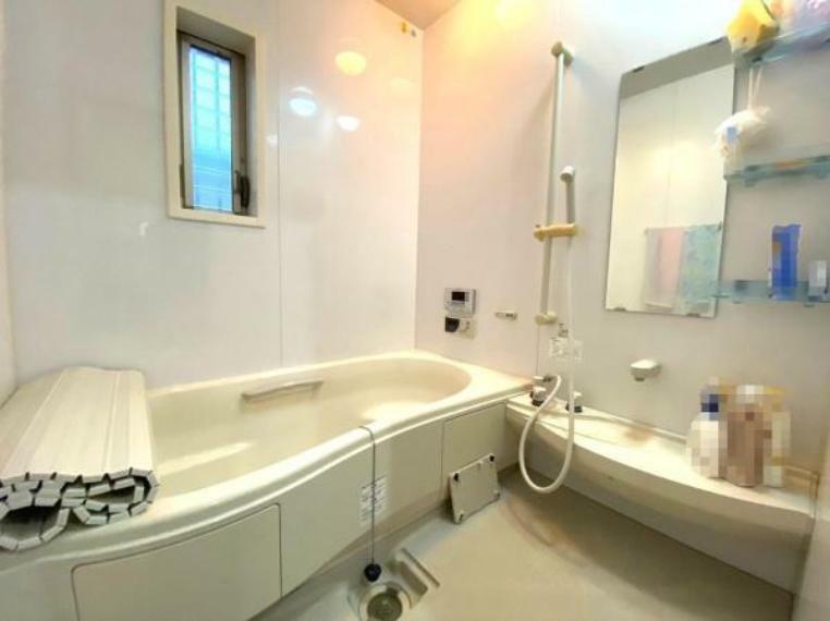 【浴室】<BR/>足を伸ばしてゆったりくつろげる広さのあるバスルーム！<BR/>小窓付きで自然換気も可能！