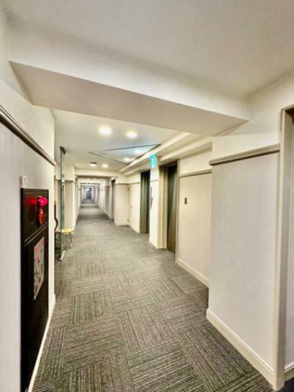 内廊下はマンションの外の天候や気温に左右されず、いつでも快適です