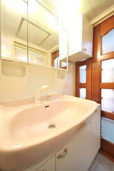 使いやすい三面鏡付のシャワー水栓の洗面台。収納力もあるので、日用品をストックするにも良いですね。