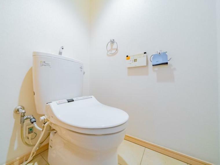 トイレは清潔感があります。温水洗浄便座付きでリモコン操作が容易です。