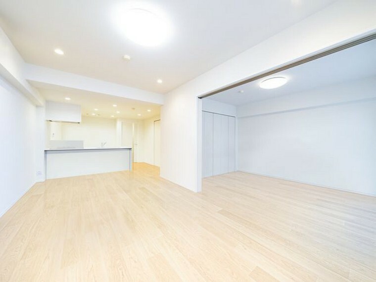 LDK・洋室（3）（画像はCGにより家具等の削除、床・壁紙等を加工した空室イメージです）。