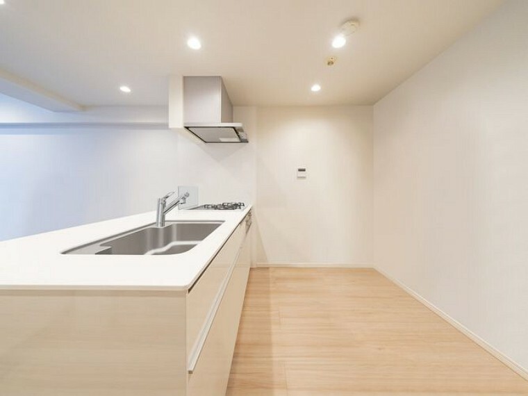 キッチン（画像はCGにより家具等の削除、床・壁紙等を加工した空室イメージです）。充分なスペースを確保しています。