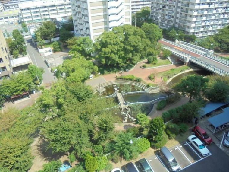 マンション前面の仙台堀川公園は四季の移り変わりを感じることができます。