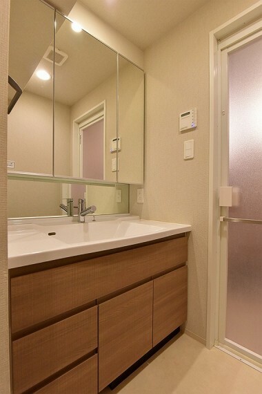 朝の身支度に便利な三面鏡付洗面化粧台。収納豊富ですっきりとした洗面台に。