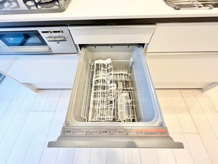 他の家事をしている間に洗浄など、様々なシーンで奥様の時短に役立つ食洗機。