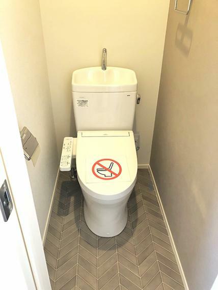 2階トイレはシャープでシンプルなデザイン。落ち着いた雰囲気のリラックス空間です。